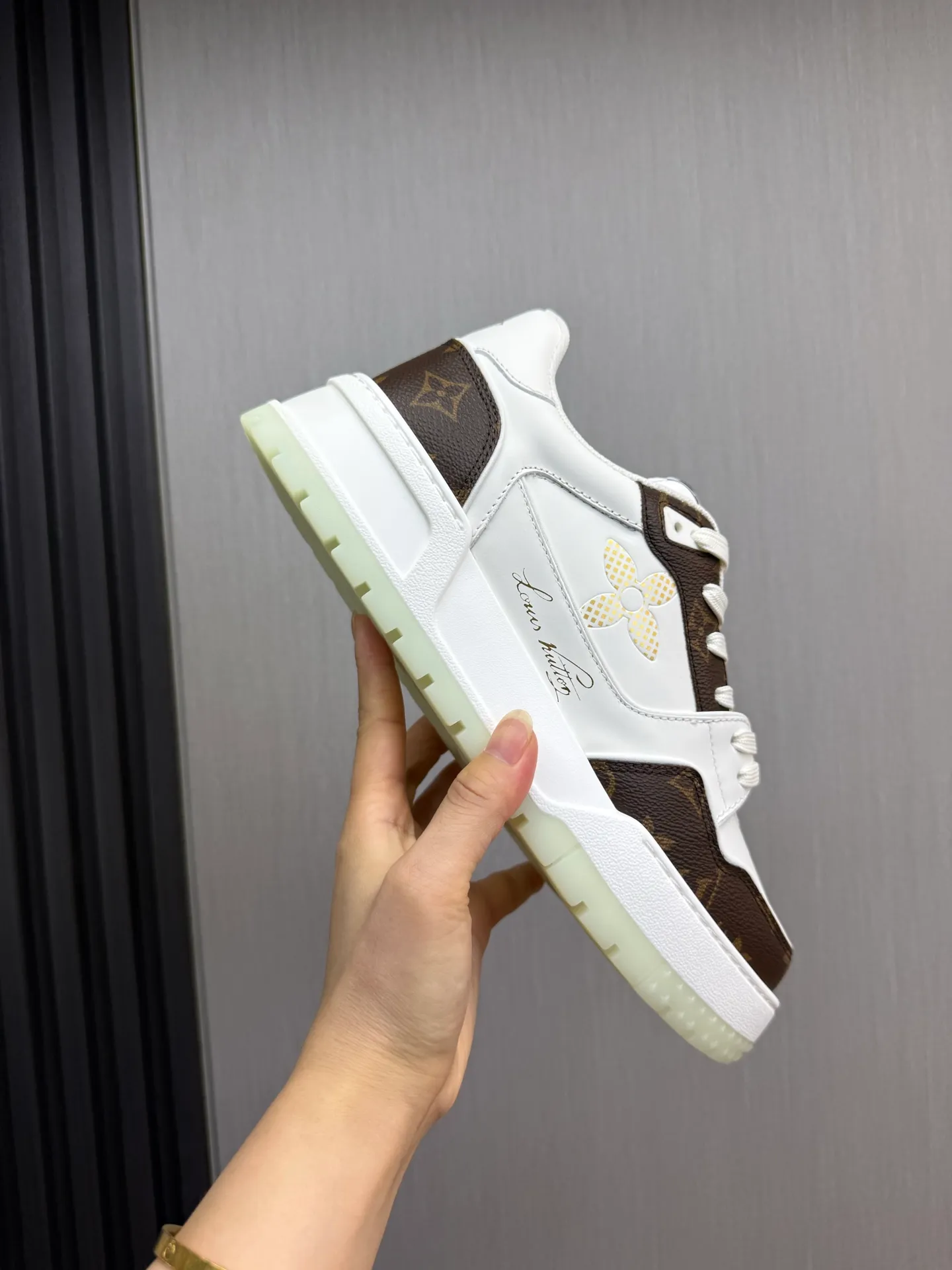 Men's shoes 💰860💰 LV. High version counters are on sale at the same time ⬆️ Men's new sneakers 🔥 The uppers are imported cowhide; "High-end, high-end, classy, ​​noble" workmanship is exquisite (original cowhide is used inside), soles: Original outsole specially provided by the original factory, taken in real life 🎬. Yardage: 38-44. (38.45 can be customized)